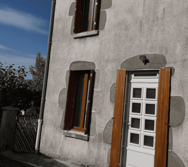 Maison auvergnate, la porte et les fenêtres avec les volets en bois