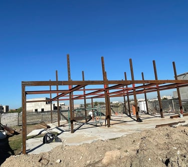  una gran estructura metálica con una gran estructura metálica