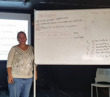 una mujer africana posando al lado de una pizarra