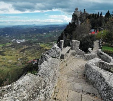 Rocca del monte Titano, mura di cinta, entroterra, monumeti in Romagna