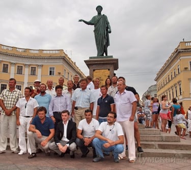 Группа у памятника Дюку в Одессе, церемония завершения яхтенной регаты, принять участие в регате