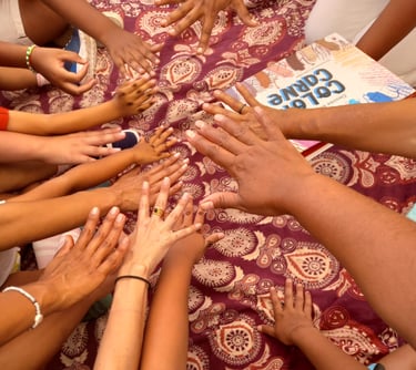 un grupo de personas afro con manos en circulo