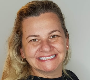 Transformação de sorriso realizada com o método Resinalign, unindo beleza, autoestima e segurança em