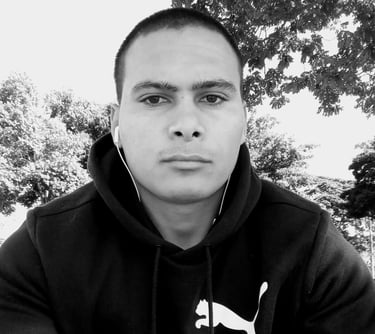 Homem olhando sério