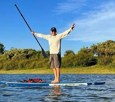 fundador de hopaki disfrutando de la naturaleza en una tabla de padle board