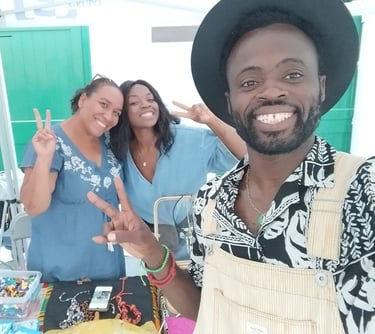 un hombre y dos mujeres afros posando para selfie