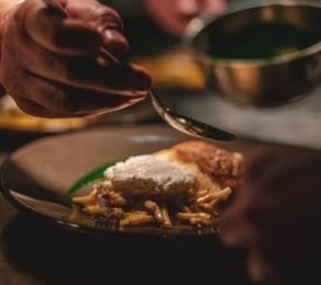 Chef privado ofreciendo experiencia gourmet en casa.