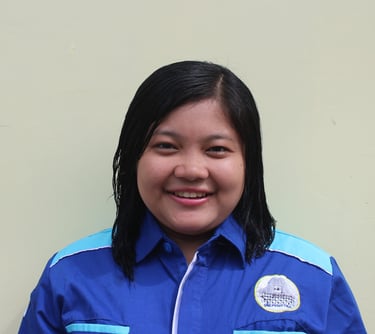 Malvina Saputri Waruwu, guru Tulis/Baca Braille, Instruktur Pijat, dan Olah Raga ONIPEDISTRA