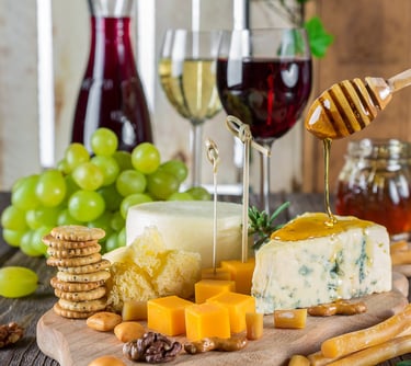 Selección de quesos y vinos premium.