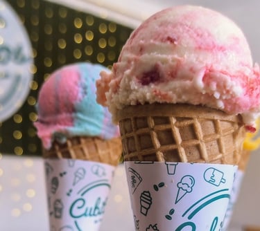 Helado de chicle y helado de fresas con crema
