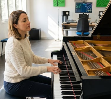 Allieva in Studio con Pianoforte Presso Creative Hub Bologna