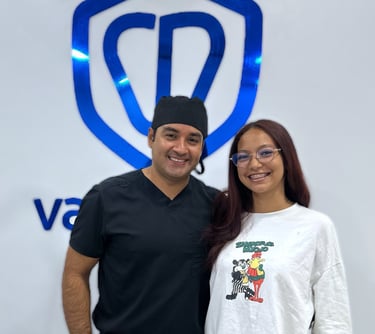 Paciente satisfecha sonriendo después de tratamiento dental en Dentista Manta y El Carmen