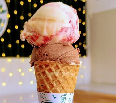 Helado de fresas con crema y chocolate