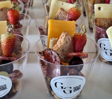 Sección gourmet de quesos, fiambres y frutas.