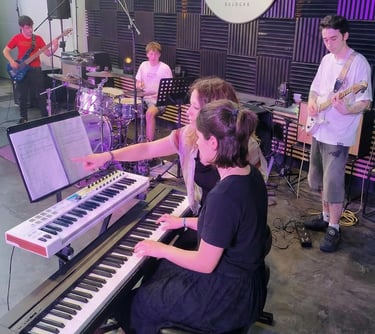 Adolescente a Lezione di Tastiere Presso Creative Hub Bologna