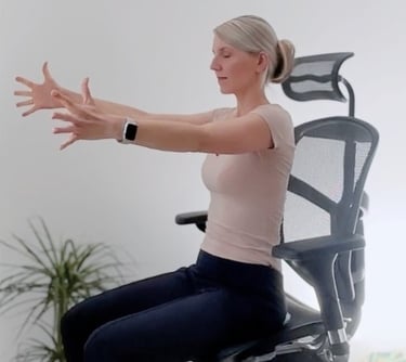 Office-Yoga-Übung im Bürostuhl – Arme nach vorne gestreckt zur Mobilisierung