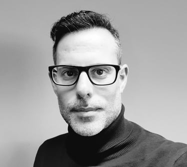 Retrato de Iván Soto, fundador de NudMinds y experto en liderazgo, ventas y desarrollo humano.