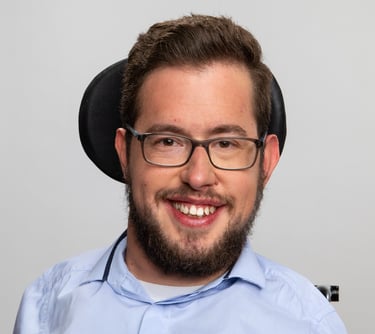 Homme avec des lunettes