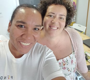Dos mujeres delante de una pizarra haciendose un selfie
