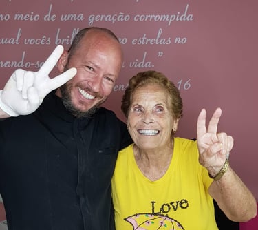 Atendimento odontológico humanizado na Sannre Odontologia, mostrando dentista realizando tratamento 