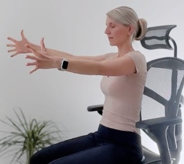 Office-Yoga-Übung im Bürostuhl – Arme nach vorne gestreckt zur Mobilisierung