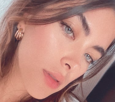 Jennipher Lara moderadora de Cooltura Literaria.