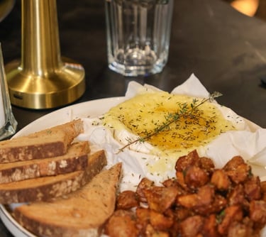 Plat halal gourmand accompagné de pain et sauces maison au restaurant La Parisienne à Nîmes