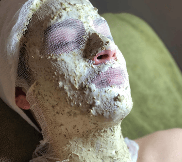 persona en un facial