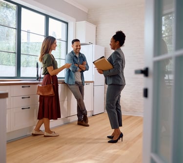 Imagen que representa a los agentes inmobiliarios y sus clientes compradores.