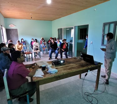 emprendedores de turismo rural de valle grande participando de una capacitación