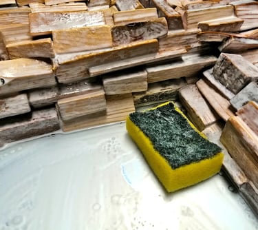 Foto vor der Reinigung der vollständig mit noch flüssigem Leim benetzten Spiegelflächen