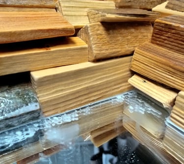 Foto von noch zu reinigenden Leimspuren am Spiegel während gleichzeitiger Trocknung des Leims auf den Holzscheiten im Rahmen