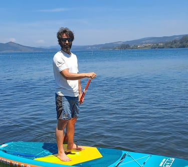 Chico sobre paddle surf