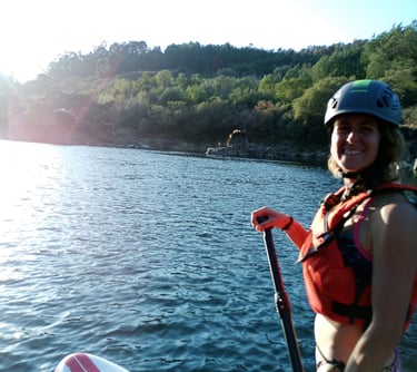 chica sobre paddle surf