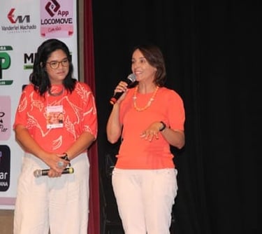 Elaine Rodrigues palestrando no Fórum de Mulheres no Cine Teatro em Mariana.