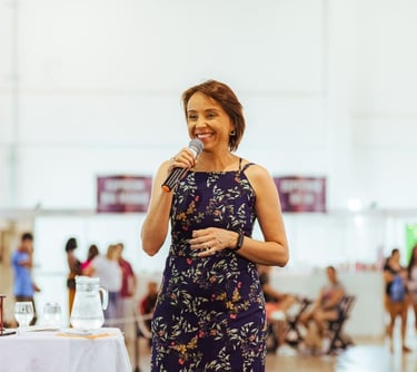 alestrante Elaine Rodrigues no lançamento do livro O Poder da Gestão do Tempo.