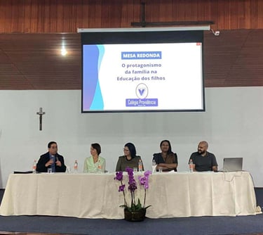 articipação de Elaine Rodrigues em mesa redonda no Colégio Providência em Mariana.