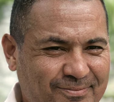 homem de cerca de 55 anos