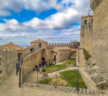 Mura del castello San Marino, Repubblica Sanmarinese, piccolo Stato, Eventi, Entroterra Romagnolo