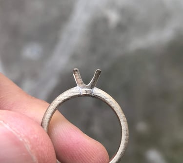 Vista Frontal Fabricación Anillo de Compromiso Oro Blanco Solitario