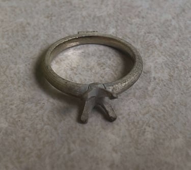 Vista Superior Fabricación Anillo de Compromiso Oro Blanco Solitario