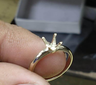 Acabado y Pulido de Anillo de Compromiso Oro Blanco Solitario