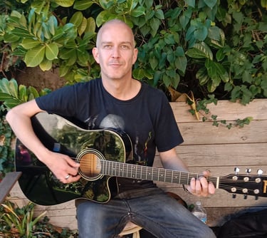 Steve Alias Moutik, artiste chanteur engagé, apporte sa passion pour la musique et son esprit créati