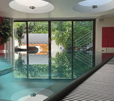 Privátní vnitřní bazén s výhledem do venkovní části wellness