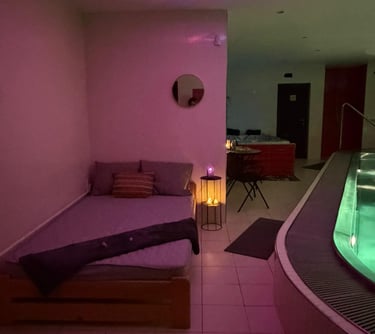 oukromá relaxační zóna u bazénu pro wellness pro dva