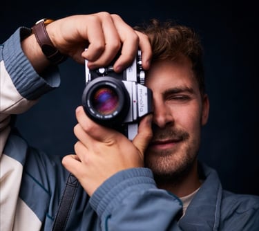 Fotograf Aldan Kosnick mit Minolta Kamera im Studiosetting