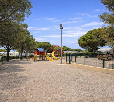 Aire de jeux enfants au camping Siblu Le Lac des Rêves à Lattes, espace sécurisé et familial sous le