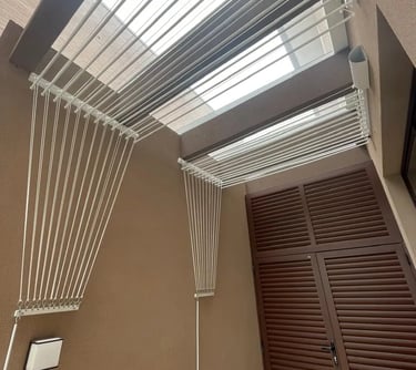 Técnico realizando a troca de cordas de varal de teto em apartamento na Zona Sul de SP