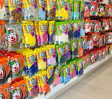 Muchas bolsas de varios colores de globos de latex