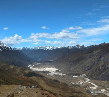 snow-covered-mountains-at-the-backdrop-view-on-bhutan-snowman-trek